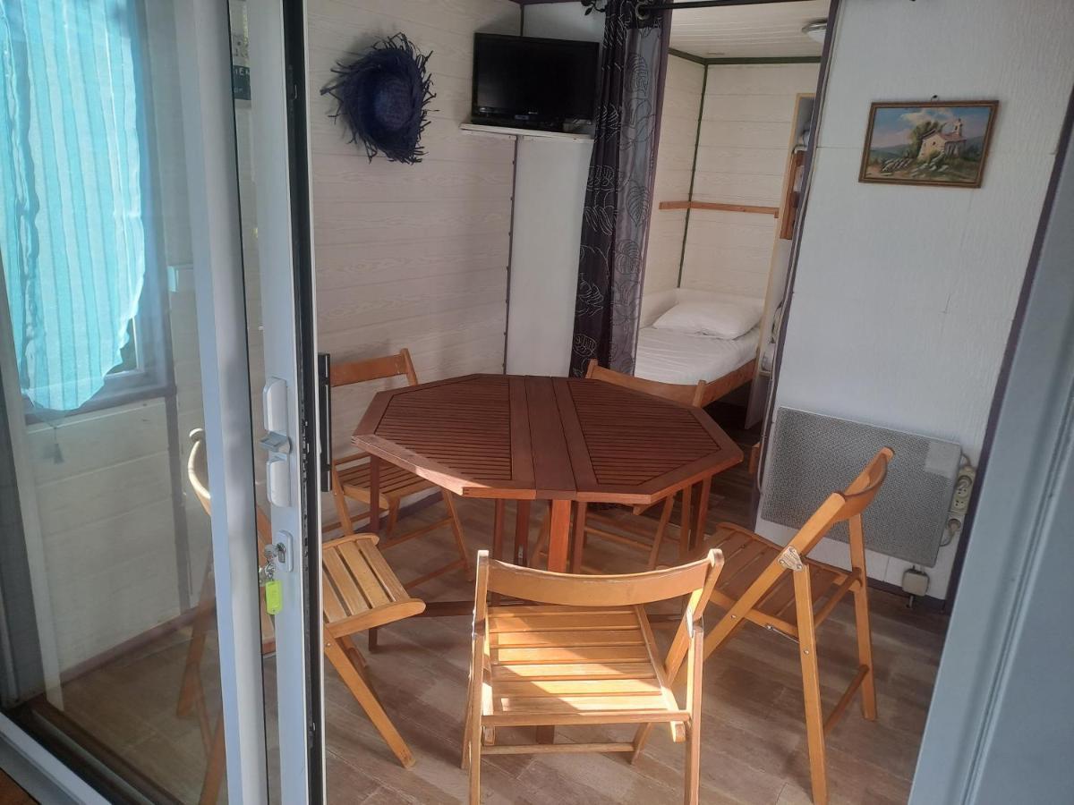 Hotel Chalet pour 5 personnes équipé sur emplacement ombragé Foix Exterior foto