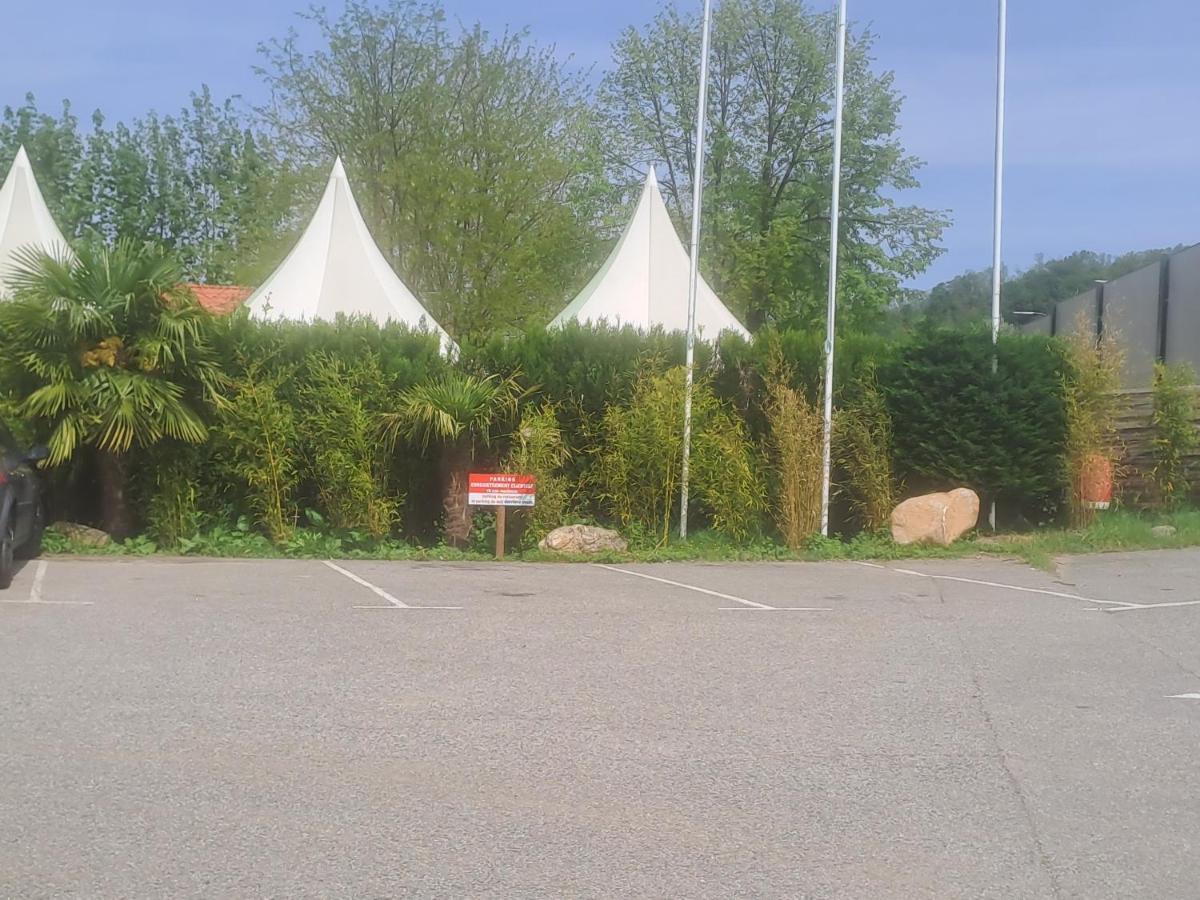 Hotel Chalet pour 5 personnes équipé sur emplacement ombragé Foix Exterior foto